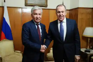 Лавров сделал подарок на память Тасмагамбетову 