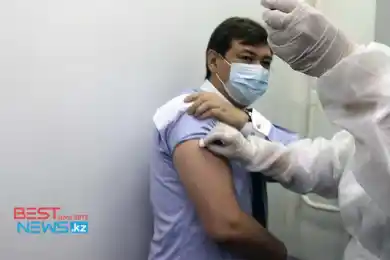 Главный санврач РК привился от коронавируса - видео