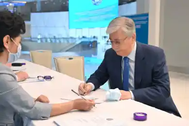 Глава государства проголосовал на выборах депутата Мажилиса от АНК 