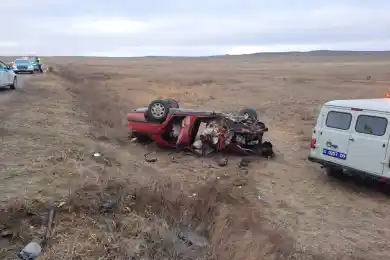 В Карагандинской области два человека погибли на месте столкновения Lada и Mercedes