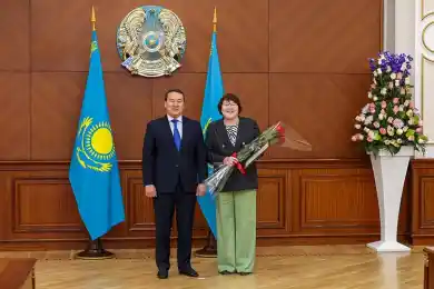 Премьер-Министр Казахстана и руководители министерств вручили Алгыс хат главреду ИА Bestnews.kz Жанар Сердалиной