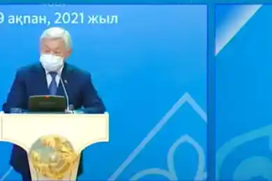 Во время выступления Бердибека Сапарбаева отвалился герб с трибуны