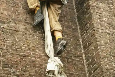 В Казахстане суд отменил увольнение конвоира после побега женщины с помощью простыней