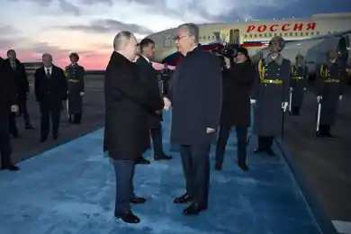 Касым-Жомарт Токаев встретил Владимира Путина в аэропорту