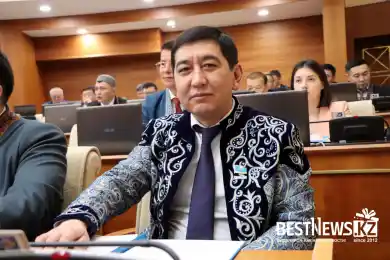 Мажилисмен Зайытов пришел в нарядном чапане и рассказал об их количестве в гардеробе