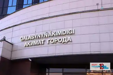 В акимате Астаны объяснили, почему не до конца обновили вывеску на здании - фото