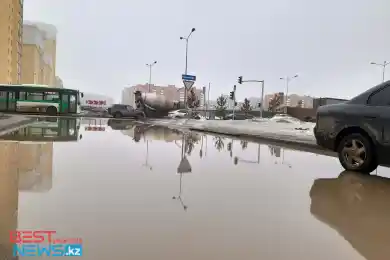 По Кошкарбаева, 45 - большая грязная лужа и валяется железная лестница - видео