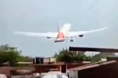 После падения самолета в Индии сообщается о 133 погибших