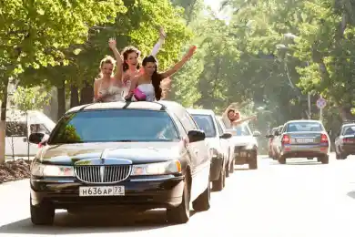 В Казахстане запретили отмечать выпускные вечера в ресторанах и катание на лимузинах