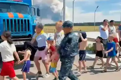 Самых маленьких выносили на руках: в области Абай экстренно эвакуировали детей из зоны пожара