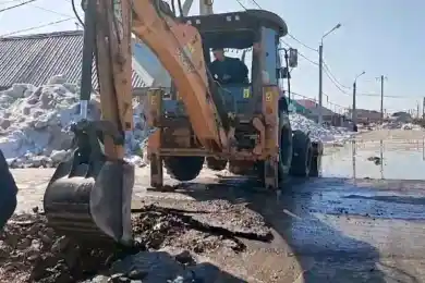 В митинговавшем из-за паводков Коянды работает снегоуборочная техника и мотопомпы