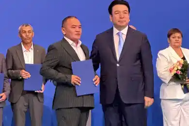 Гани Бейсембаев впервые поощрил электриков, слесарей и поваров школ