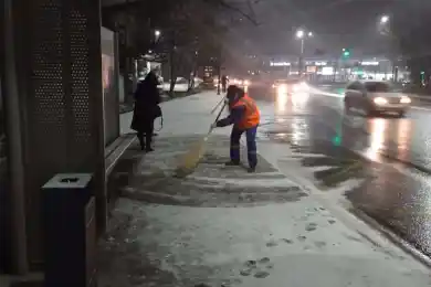 В Алматы начался снегопад, ведется уборка улиц