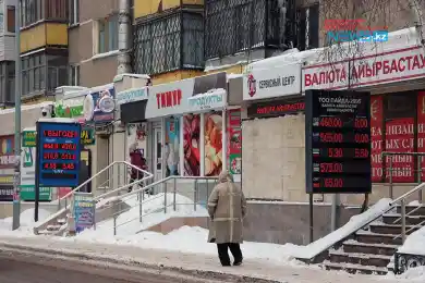 В "обменниках" Нур-Султана доллар подорожал до 470 тенге - видео