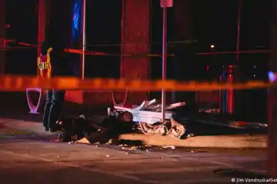 Внедорожник протаранил людей на параде в США, 20 пострадавших - видео