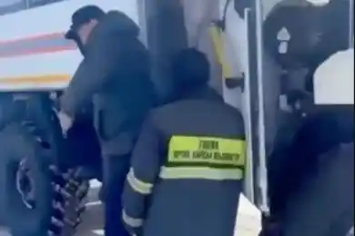 Спасатели эвакуировали 17 человек после массового ДТП на трассе 