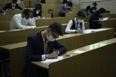 «Родители привозили детей и сразу уезжали»: как началось ЕНТ в Казахстане