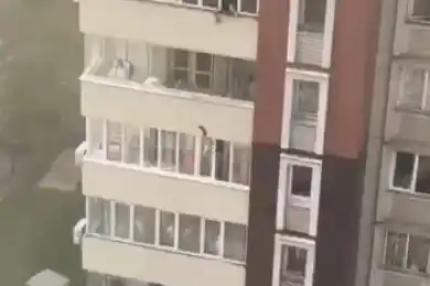 Выпрыгнула из окна при пожаре: семье окажут помощь