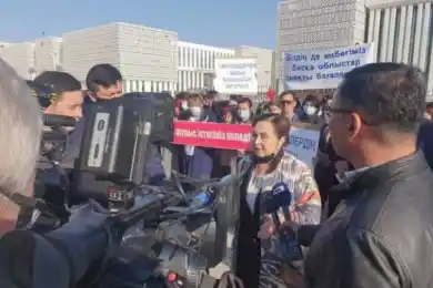 Работники детсадов устроили акцию протеста в Туркестане