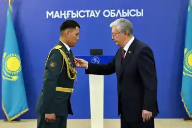 Президент Казахстана наградил гвардейца