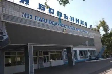 В Павлодаре закрыли на карантин больницу, медики и пациенты остались внутри