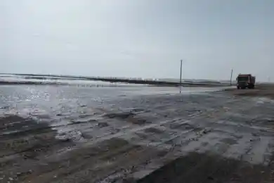 В 20 км от Шалкара произошел разлив талой воды на дороге