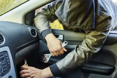 Астанчанин украл из незапертого авто инструменты и регистратор