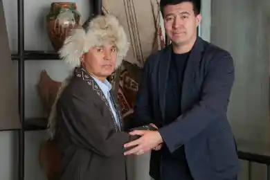 Уволенному Айтжанову подарили шапан