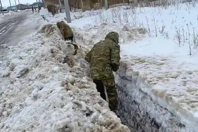 В Уральске военнослужащие помогают в очистке арыков и каналов
