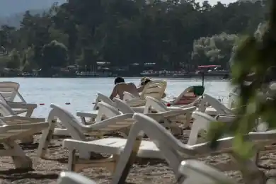 Каждому - по 4 метра дистанции: открылись пляжи на Бурабае