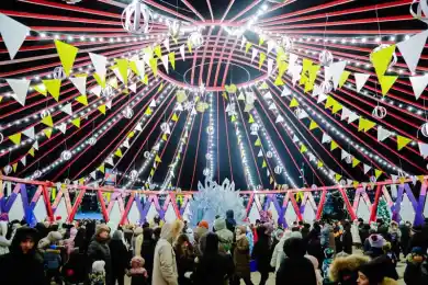 В Астане одновременно зажгли свыше 30 новогодних елок