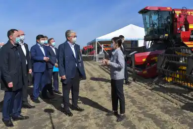 Президент Казахстана посетил уборочную страду и дал оценку экономике Костанайской области