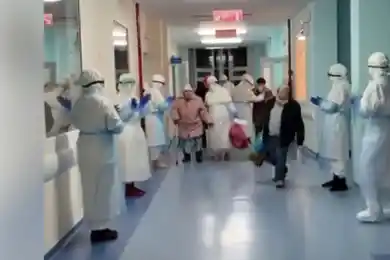 Аплодисменты на прощание: в Нур-Султане 93-летняя бабушка вылечилась от коронавируса