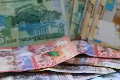 Курс доллара составил 427,60 тенге