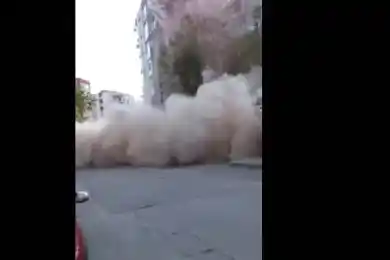 В Измире жилой дом рухнул на глазах людей после толчков