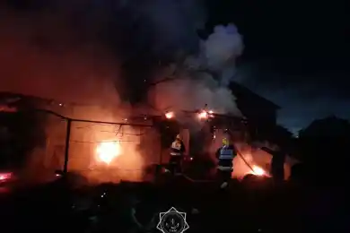 В Семее огонь перекинулся на соседние дома