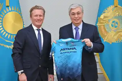 Винокуров подарил Президенту Казахстана веломайку с автографом- фото