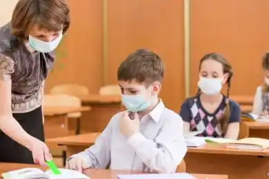 В Минздраве назвали условие перевода школьников и студентов Казахстана на онлайн-формат