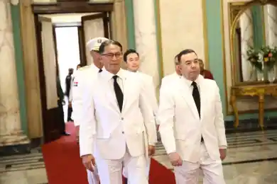 Белый костюм, черный галстук: почему посол Казахстана оделся одинаково с президентом Доминиканы 