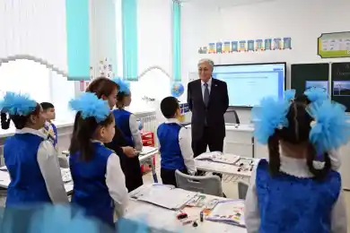 Президент Казахстана посетил завод и подарил автобус школьникам в Хромтау