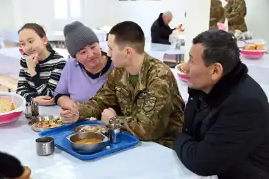 Матери попробовали солдатскую еду в Карагандинском гарнизоне