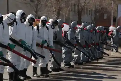 Шли строем и поливали: работа дезинфекторов шокировала астанчан 