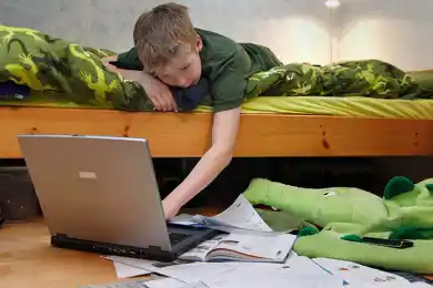 Школьников и часть студентов Астаны снова оставили на «удаленке»