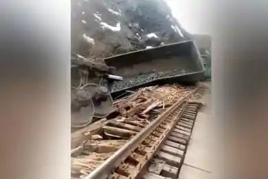 В ВКО грузовые вагоны сошли с рельсов, часть из них упала с реку Иртыш - фото, видео