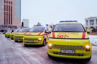 Женис Касымбек вручил медикам «Скорой помощи» Астаны ключи от нового транспорта