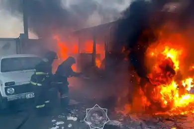 В Уральске горел автобус, водитель получил ожоги