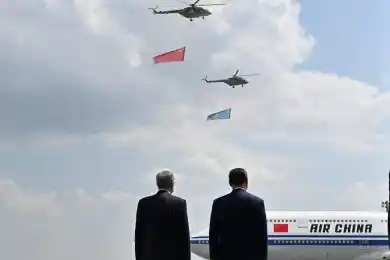 Дети с флажками, барабанщицы и авиация: как Си Цзиньпина встретили в Астане