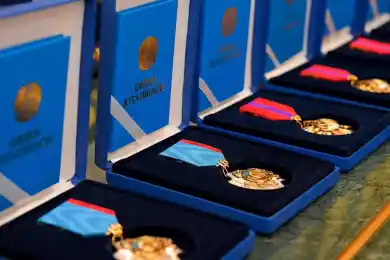 Глава государства отметил госнаградами тружеников, военнослужащих, рабочих, деятелей искусства и культуры