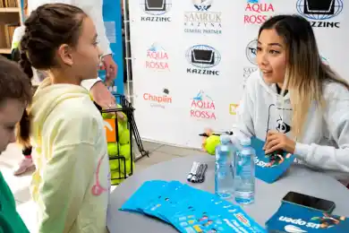 Зарина Дияс провела автограф-сессию в Алматы и планирует открыть свою академию