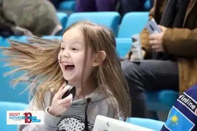 Эмоции зашкаливают: девочке досталась шайба на матче Барыс-Нефтехимик